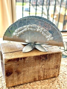 Hammered Aluminum Floral Napkin Holder with Petal Feet and Scalloped Edges